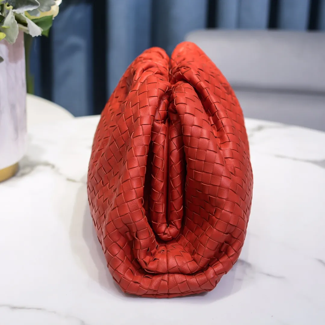 Real shot🔥🔥The counterattack of the popular Bottega Veneta started with this series of cloud bags, which went viral in the fashion circle and started a craze! Out of stock, out of stock, out of stock... One piece is hard to find, super hard to buy, regardless of age, season, or occasion. Very classy. Really, if you carry this on the road, it will turn heads! This is also the reason why this series is so expensive. Large size: 38*20*8.5cm [Big Cloud Weaving]
